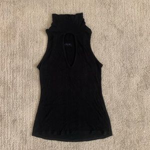 M. Fredric Top size small